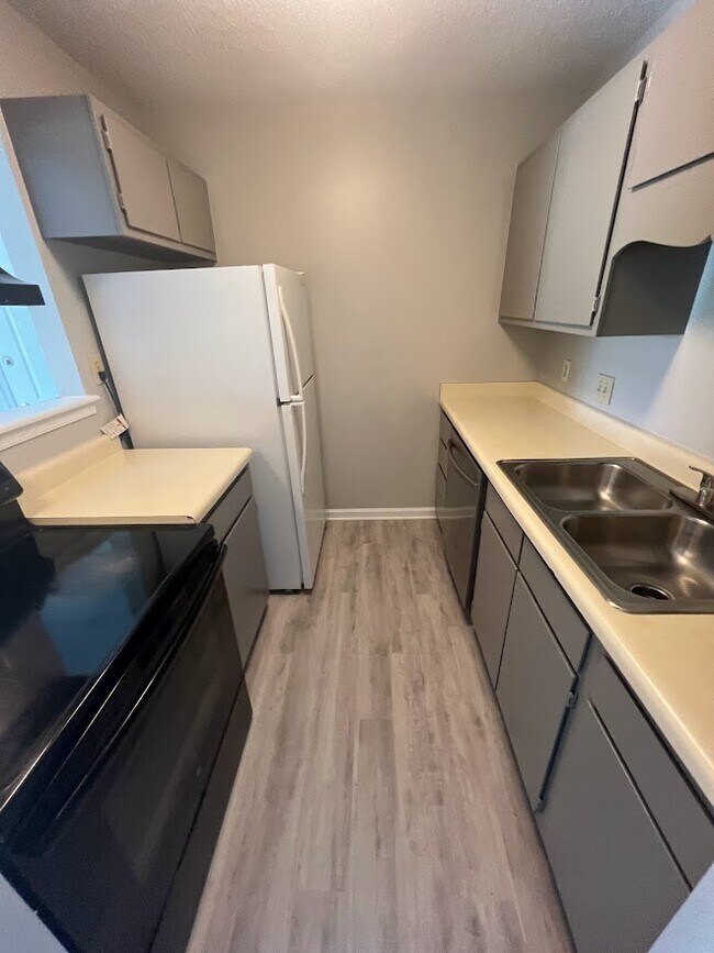 Foto del edificio - 509 Mystic Dr Unit H