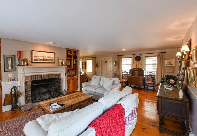 Foto del edificio - 1077 Farr Hill Rd