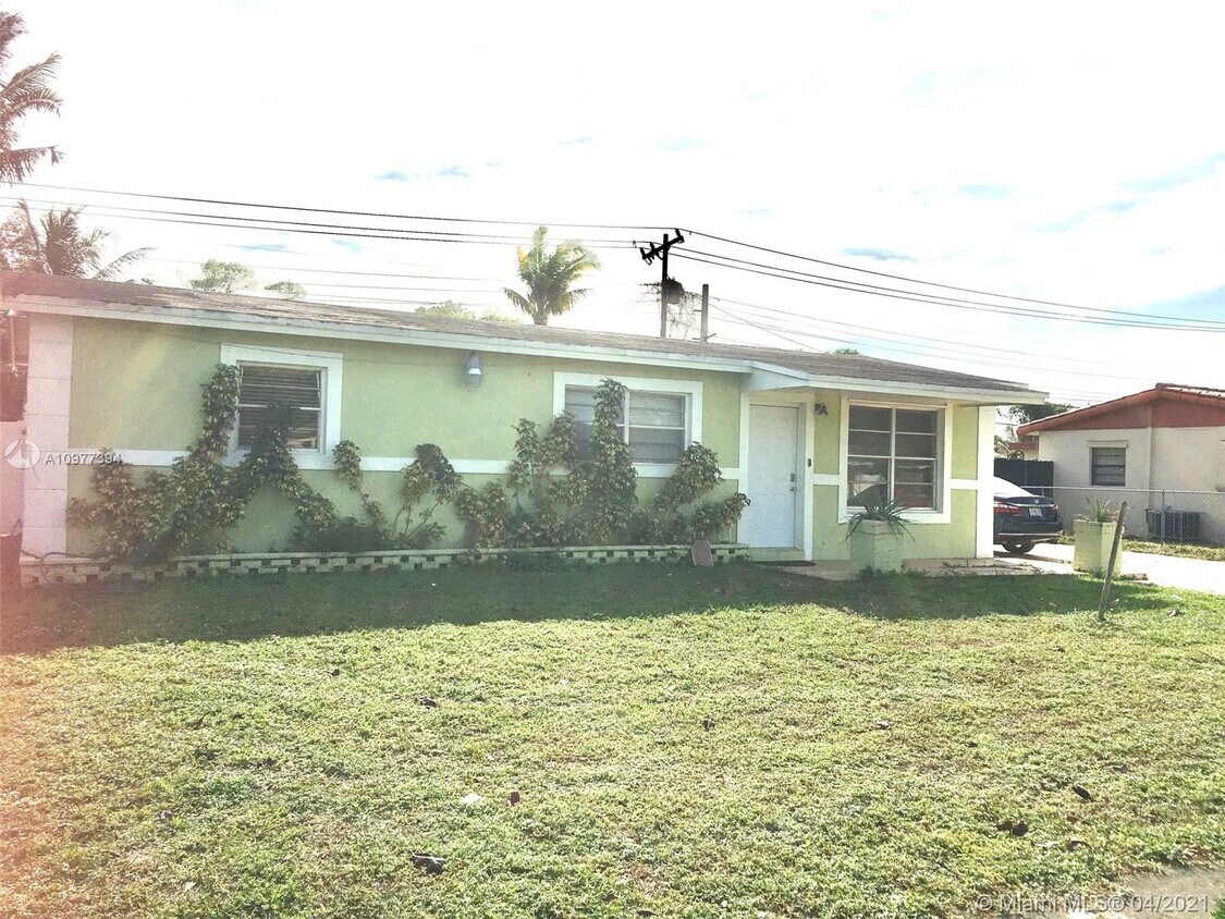 Primary Photo - 1130 NE 211th Terrace