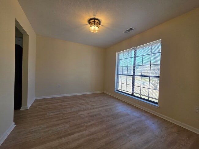 Building Photo - 3 Bedroom, 2 bath home with garage in the Hesse School district!