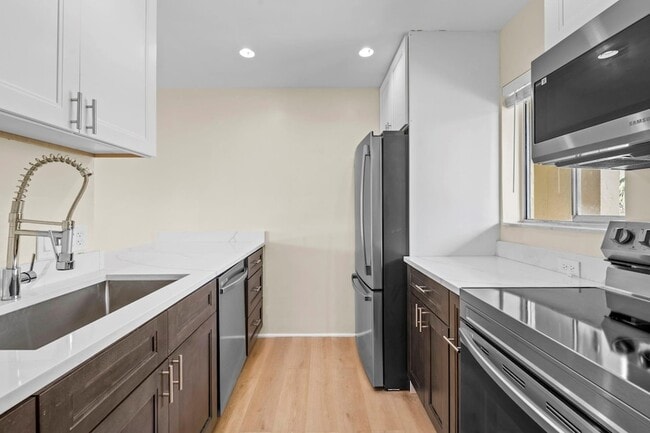 Building Photo - 830 SW 9th St Cir