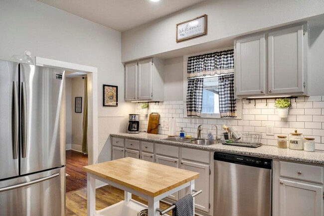 Building Photo - Fully Furnished 3 bedroom 2 bath  for 2 we...