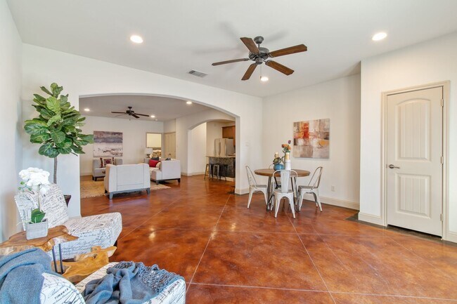 Foto del edificio - * MOVE IN SUMMER 7/25/2027 * 5 Bed 3 Bath Very Short Walk to TUC Campus