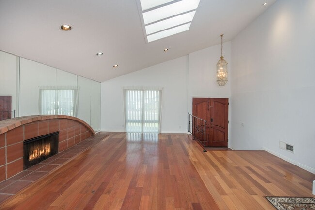 Foto del edificio - Now Available for Lease Beautiful 4 Bedroom Home with Basement