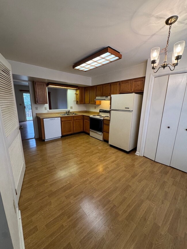 Foto del edificio - 16136 Clarence Ct