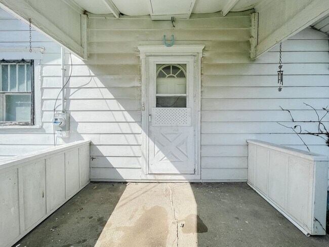 Foto del edificio - 2 Bedroom Home, Fenced in Backyard + Garage! Available Now!