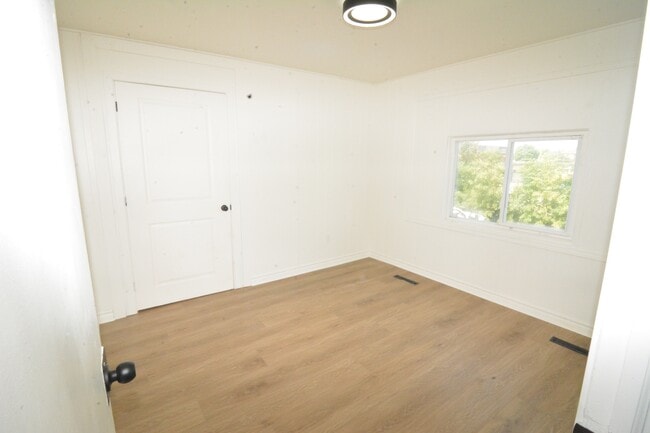 Building Photo - 19 Wellington St