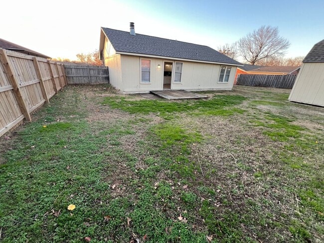 Building Photo - Nice 3 Bed 2 Bath 2 Car Garage Home, Total Electric