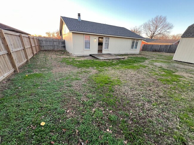 Foto del edificio - Nice 3 Bed 2 Bath 2 Car Garage Home, Total Electric