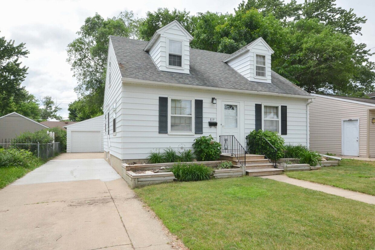 Primary Photo - Charming 4 Bed, 2 Bath Home for Rent near ...