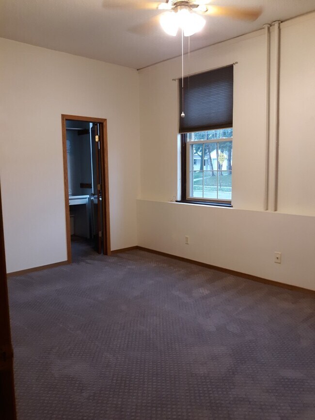 Cama - 27 N State St