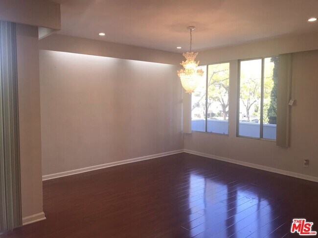 Building Photo - 344 N Palm Dr