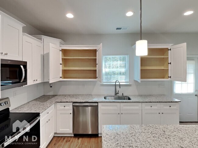 Building Photo - 207 S Skyland Dr