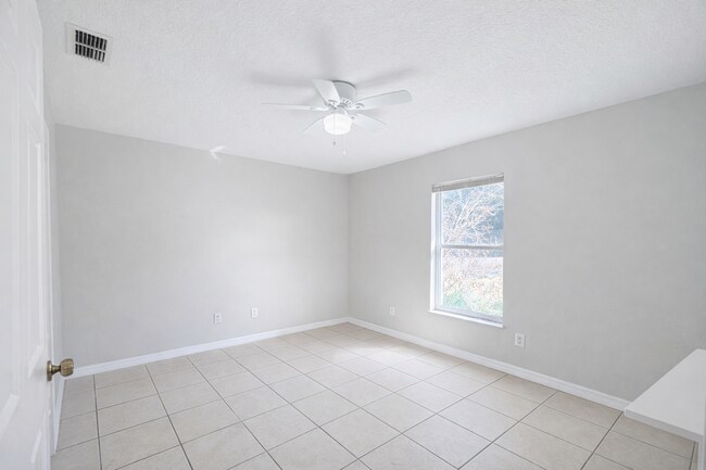 Foto del edificio - 1630 Needle Palm Dr