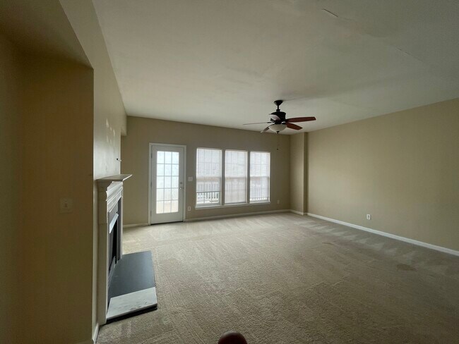 Foto del edificio - 15725 Castle Watch Ave
