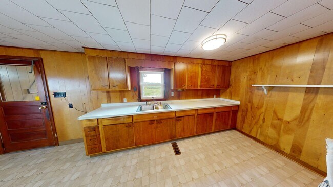Foto del edificio - Crestview Schools- Country living, large yard