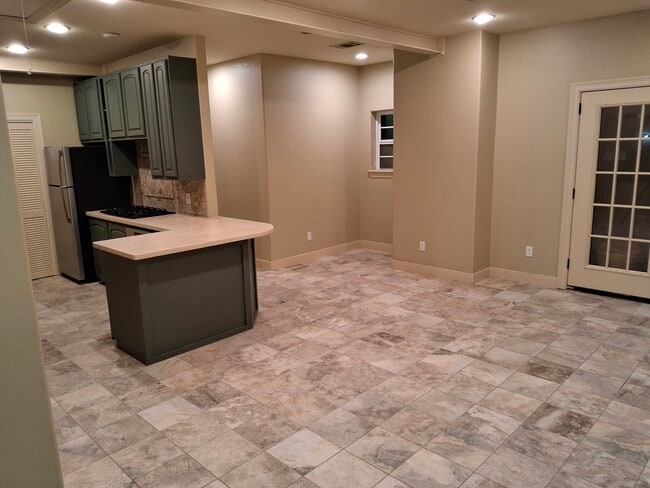 Building Photo - 305 Hughes Rd