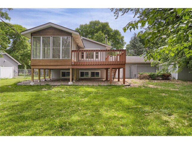 Foto del edificio - 9937 Deerwood Ln N