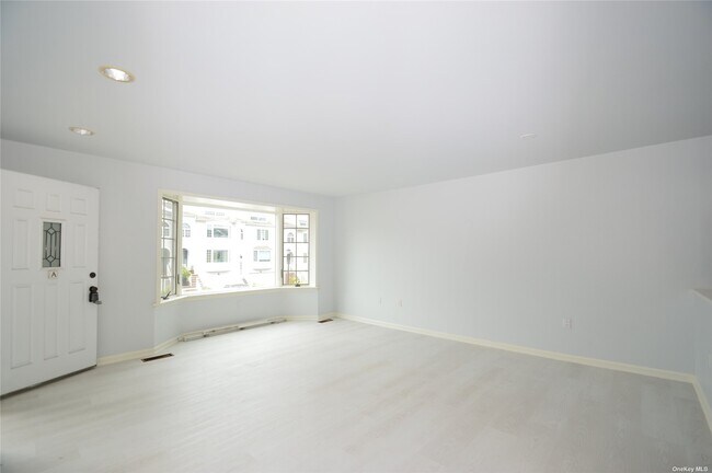 Building Photo - 241 Oak Park Dr