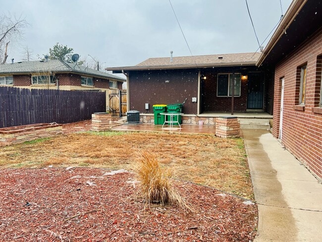 Building Photo - 3 Bed-1 Bathroom Available in Anshutz Medical Center Area - Duplex lower unit