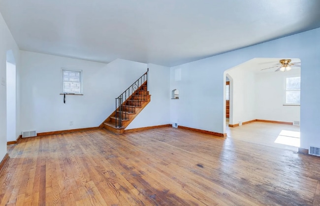 Building Photo - 352-352 W 12th Ave