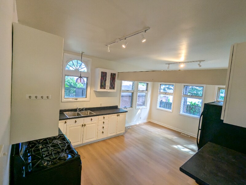 Foto principal - 1224 N Newton Ave