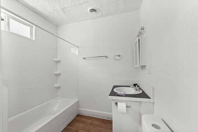 Foto del edificio - 8302 Sowinski Ave