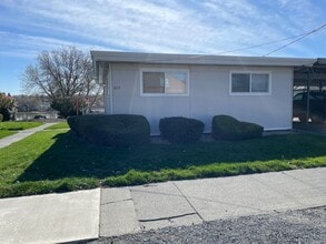 Building Photo - 1013 W Lakeside Dr