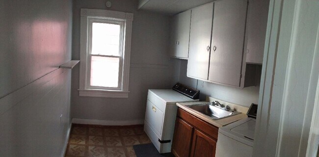 Building Photo - 331 S. Goodman St.