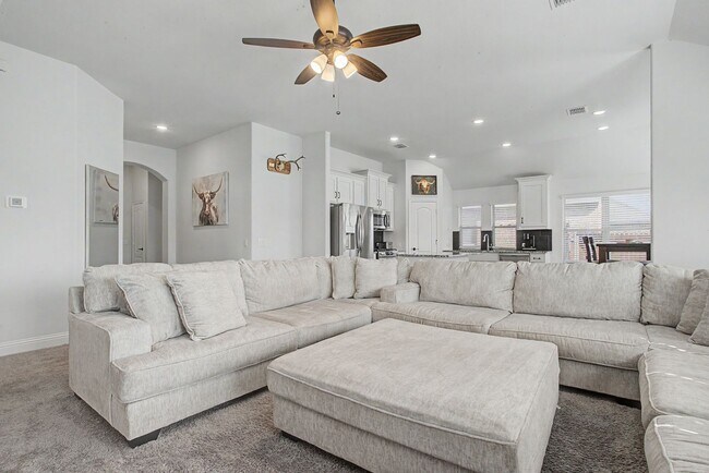 Building Photo - Beautifully Maintained Home on Greenbelt!