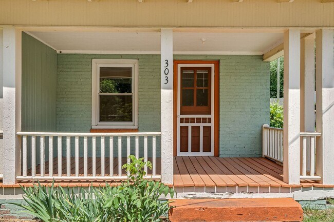 Foto del edificio - Charming 1930s Shotgun Duplex – Updated Bath, Walk-In Pantry, Water Included