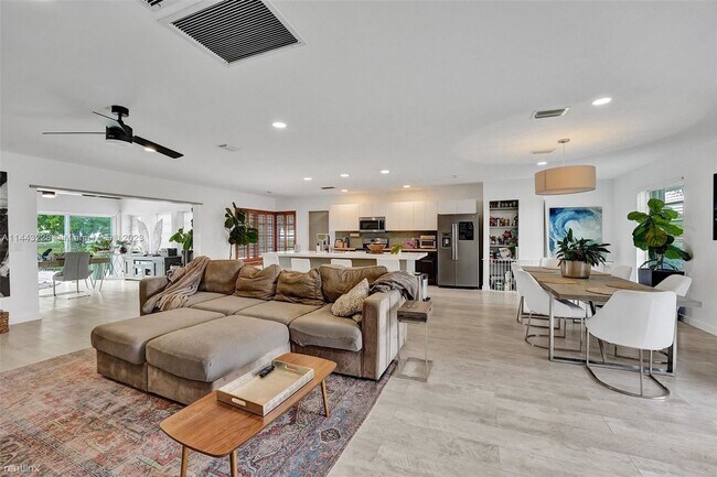 Foto del edificio - 3 br, 2 bath House - 4104 Larch Ave