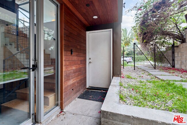 Foto del edificio - 6127 Glen Tower St