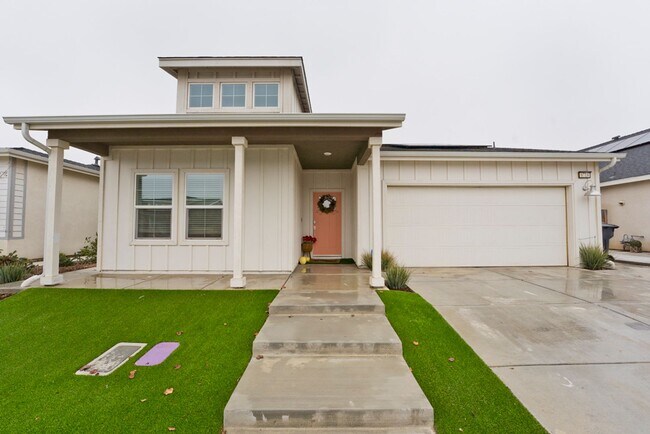 Building Photo - 4 bed 2 bath home with solar panels