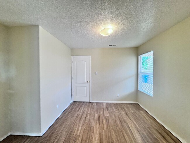 Foto del edificio - 3 bed 2 bath home in Los Lunas