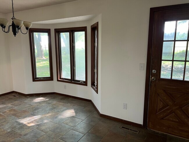 Building Photo - 3430 N Farm Road 171