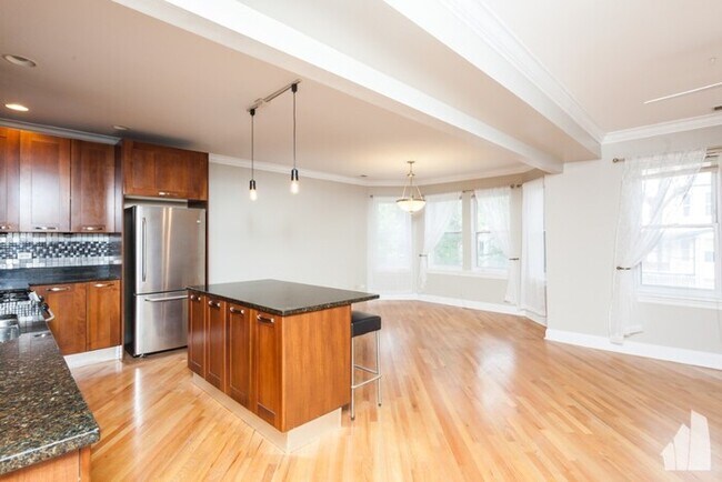 Foto del edificio - Beautiful 3 Bedroom Condo in Logan Square!