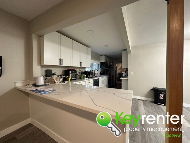 Building Photo - Comfortable Rooms Available for Rent!