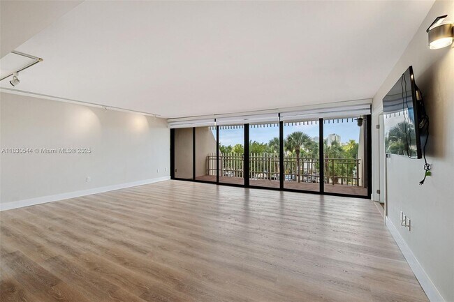 Foto del edificio - 1 Grove Isle Dr