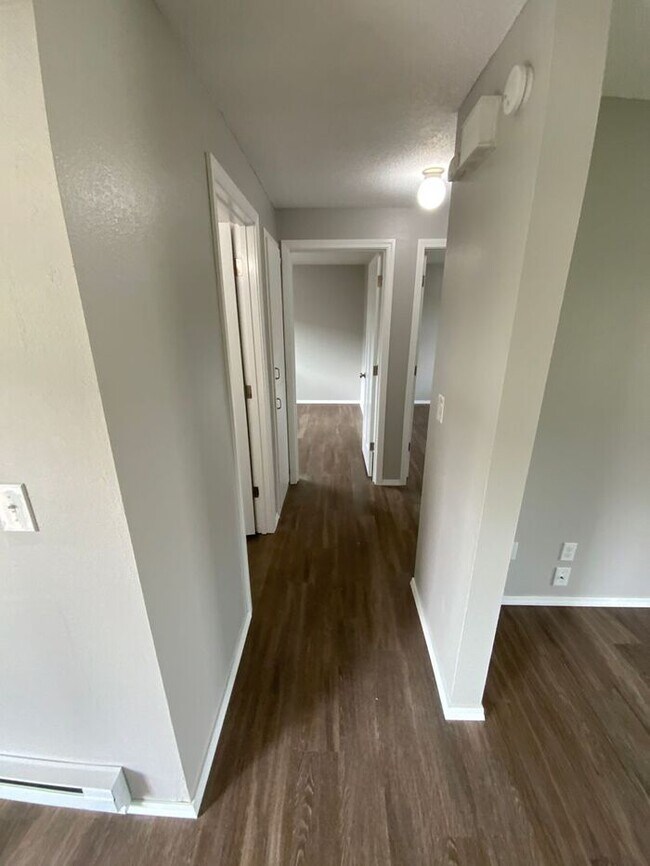 Foto del edificio - Mid Tacoma duplex 2bd 1 bath w/ 1 car garage