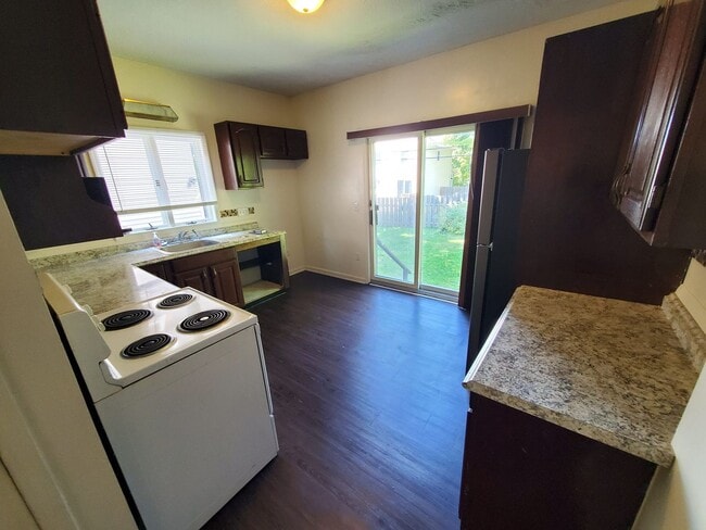 Foto del edificio - Large 3 Bedroom 2 Story Apartment Winton / Blossom area Avail Soon