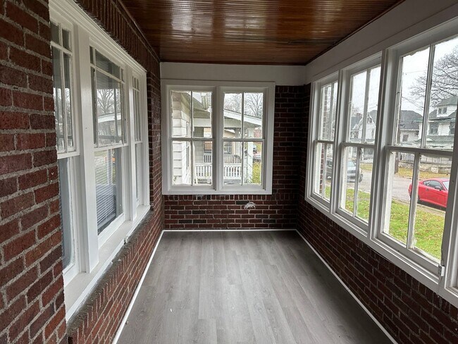 Foto del edificio - Coming Soon-Large house with fresh paint &...