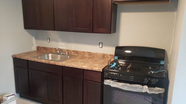 Building Photo - 1 br, 1 bath  - 675 Summer Ave Apt 3