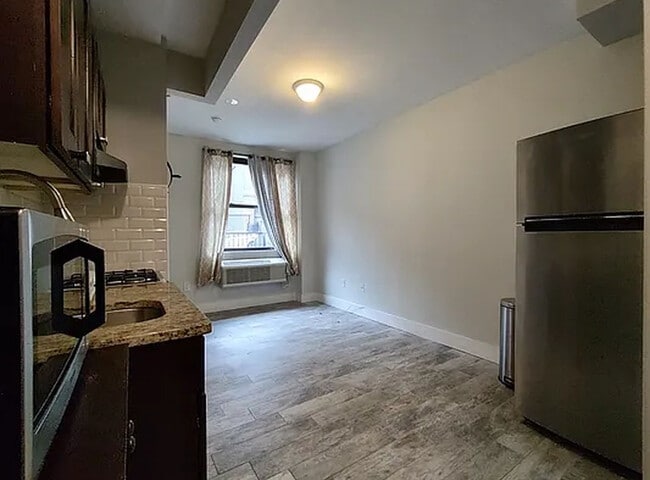 Building Photo - 556 W 161st St