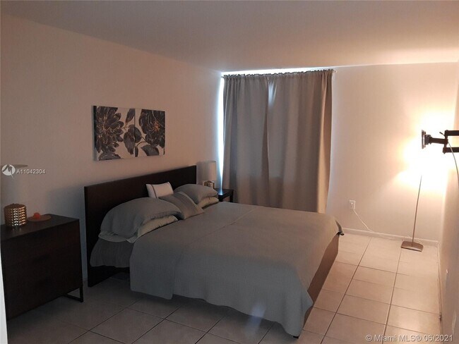 Building Photo - 250 180th Dr