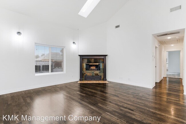Building Photo - 4 br, 3 bath Apartment - 4144 & 4146 Madis...