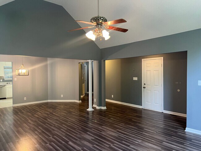 Foto del edificio - Beautiful N. Macon Home