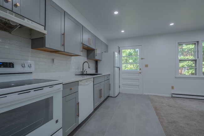 Building Photo - 16 Oenoke Pl