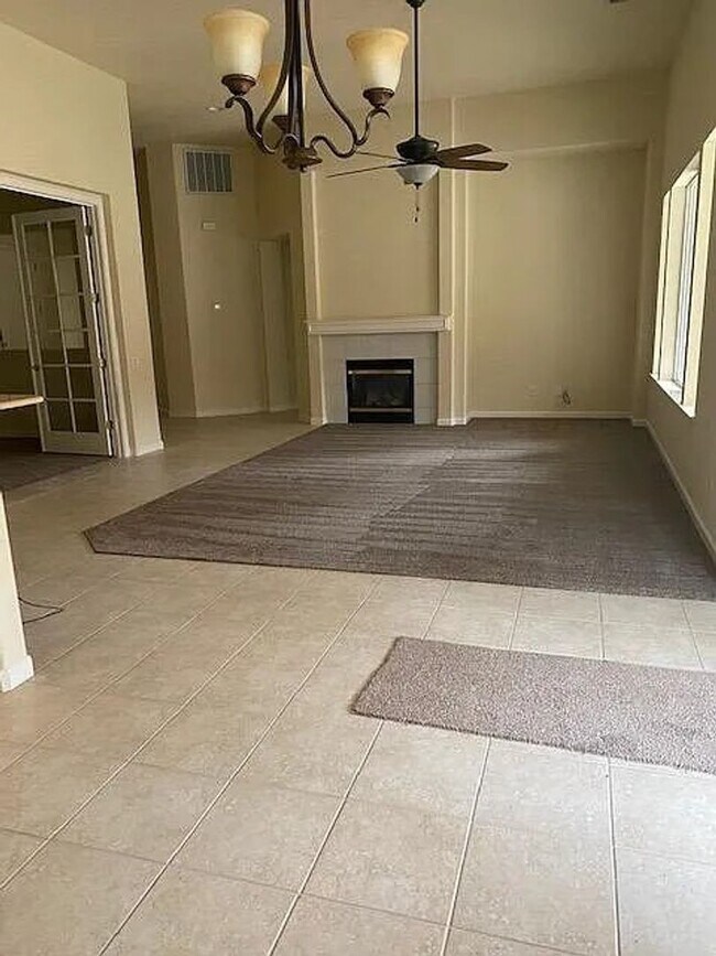 Foto del edificio - Beautiful 2 Bedroom and 2 Bathroom Home with 3 Car Garage in 55+ Gated Community $2,995.00