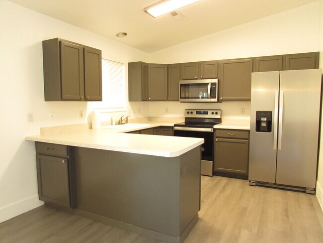 Building Photo - 560 Huntington Point Ln